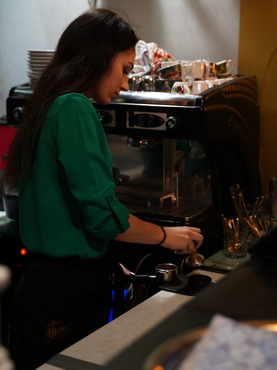 Baristka pripravuje kávu na espresso kávovare v Central Caffe v Dubnici nad Váhom
