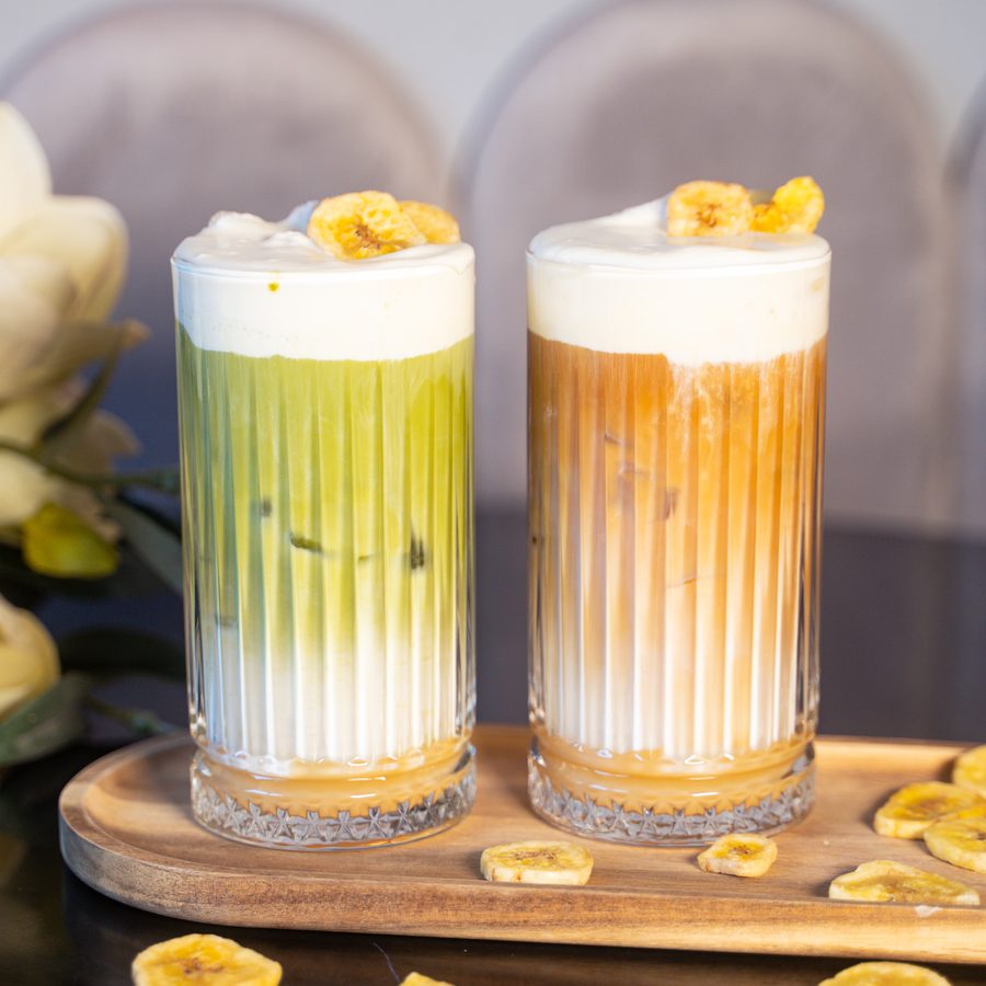 Ľadové matcha latte a ľadové latte s mliečnou penou v Central Caffe v Dubnici nad Váhom
