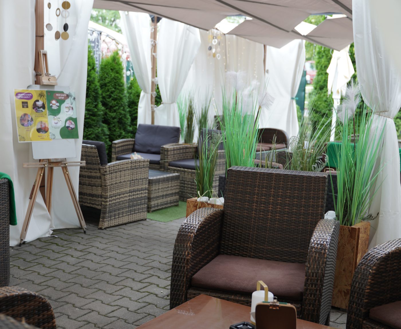 Letná terasa Central Caffe v Dubnici nad Váhom — ratanové posedenie pod plachtou